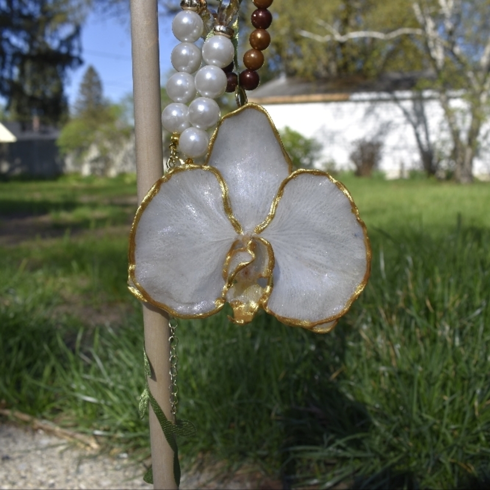 Elegant Gold and White Floral Pendant Necklace